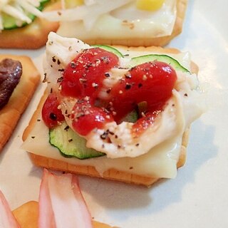 ケチャで　チーズと胡瓜とサラダチキンの焼クラッカー